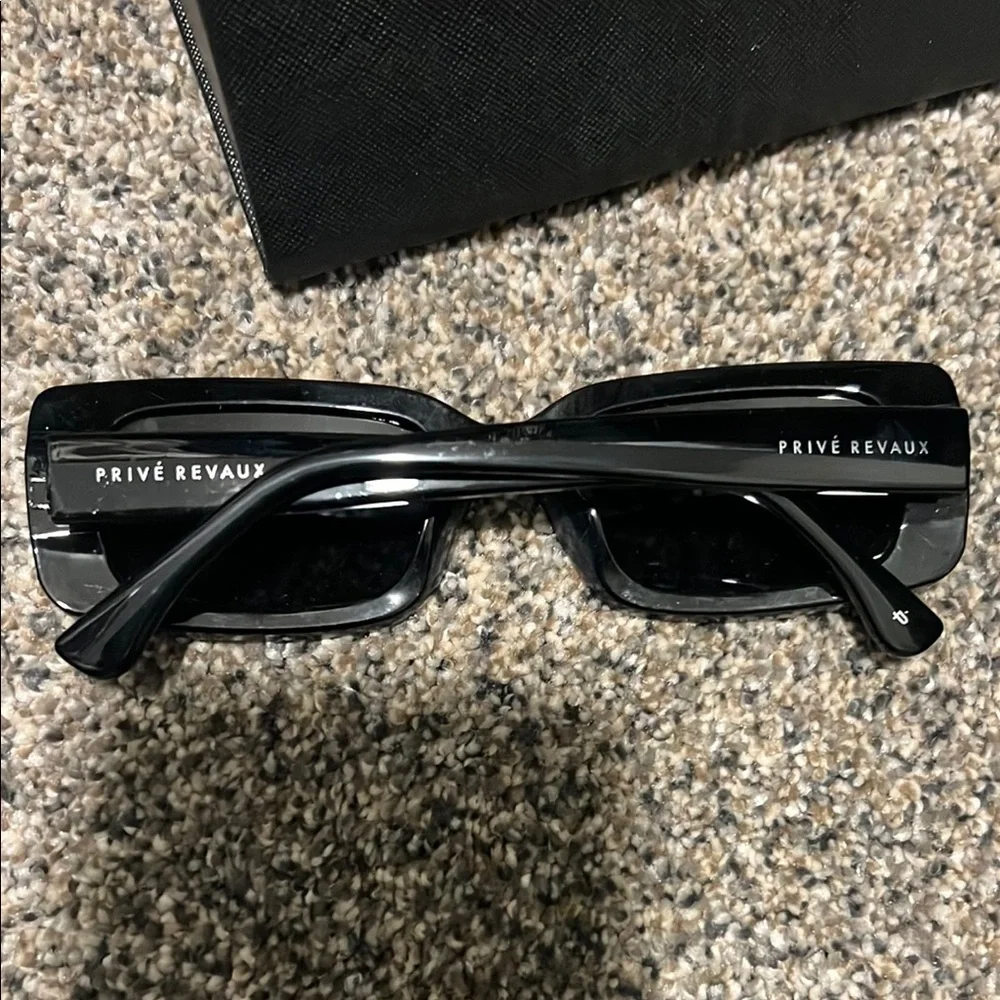 Bold Black Rectangular Sunglasses with Oversized Style - Picture 4 of 9